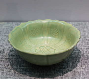 青釉印花雜寶紋菱花口碗