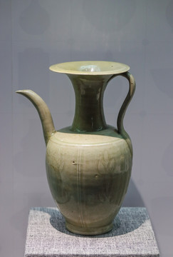 青釉刻花蓮紋執(zhí)壺