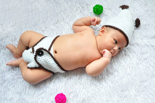 小白帽嬰兒