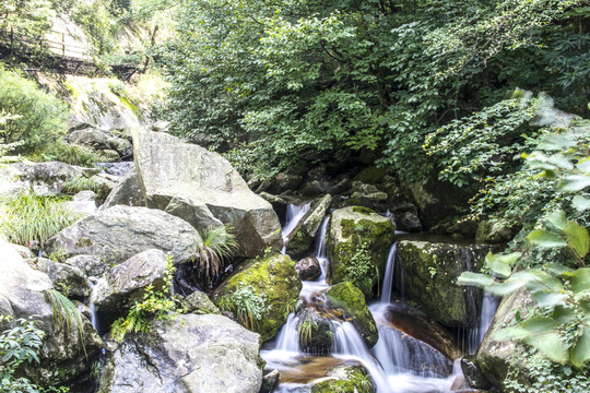 燕子河大峽谷山泉