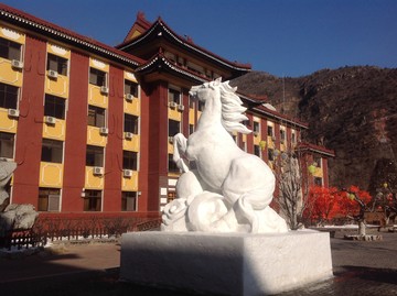 雪雕馬