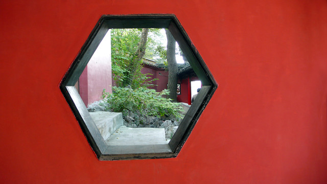 公園圍墻上的造型窗