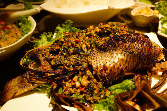 傣家香茅草烤魚