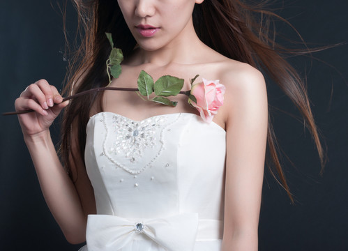 手拿玫瑰的新娘