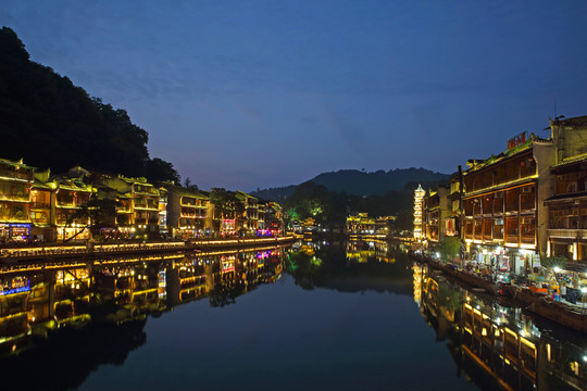 夜幕下的鳳凰