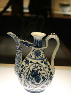 花果紋執(zhí)壺