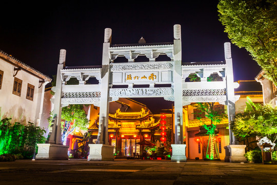 江南客棧夜景 牌坊