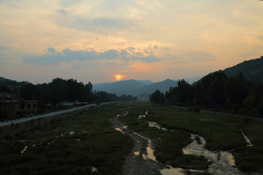 山 夕陽 傍晚 金色 云彩
