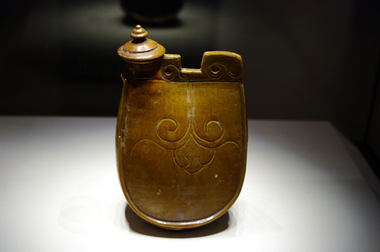褐釉雞冠壺