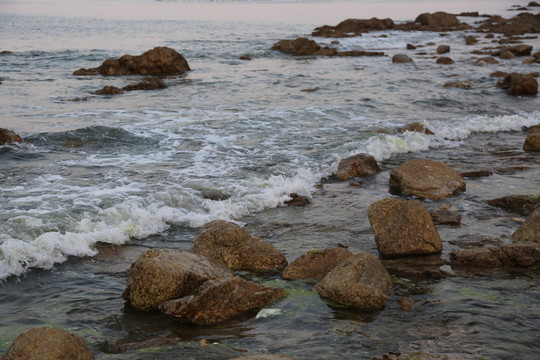 海邊的石頭 海浪