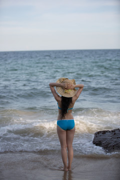 海邊美女背影