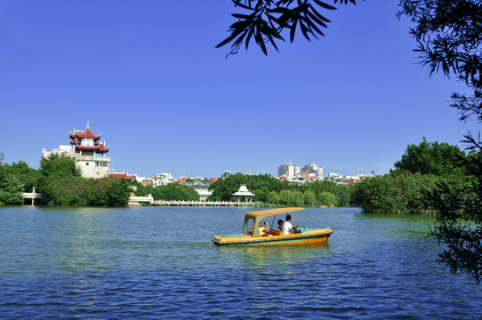 湖水游船公園美色