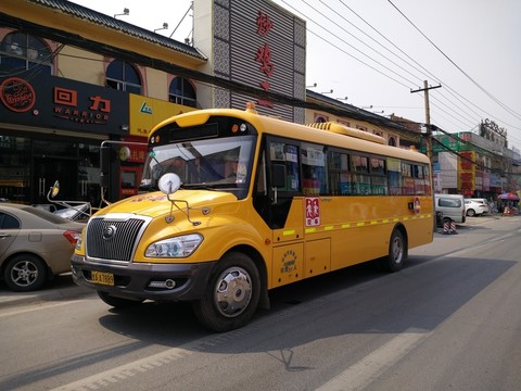 大頭校車