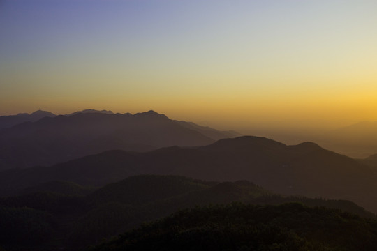 日出朝霞山巒