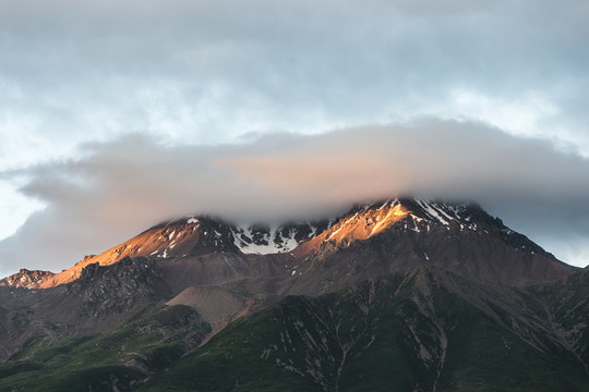 祁連山雪山日出風(fēng)景