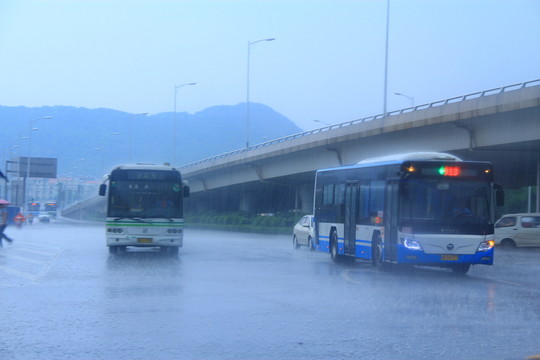 下暴雨