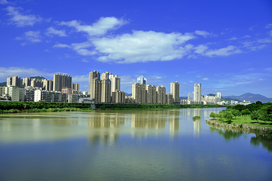 都市沿江高樓美景