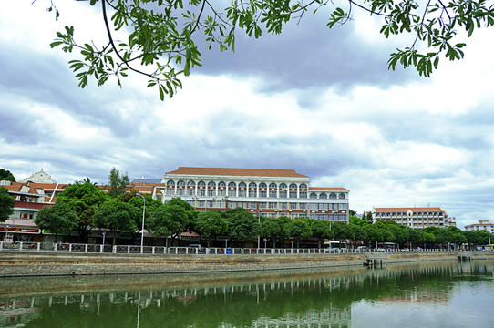 親水簡歐風(fēng)格現(xiàn)代建筑