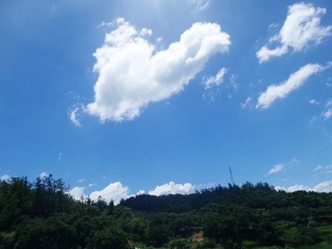 藍(lán)天白云 湛藍(lán)天空 山區(qū)景色