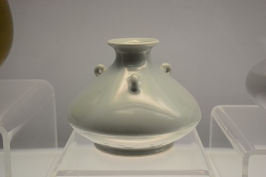 景德鎮(zhèn)窯青釉蓮瓣紋三系瓶