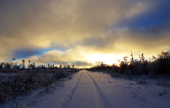 雪路夕照