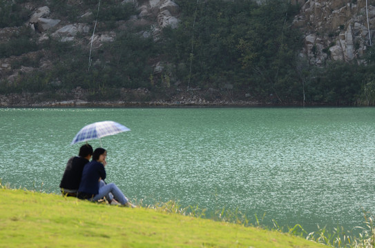 湖邊閑坐的情侶