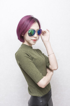 女
