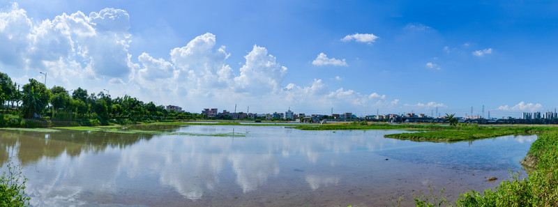 藍(lán)天白云倒影