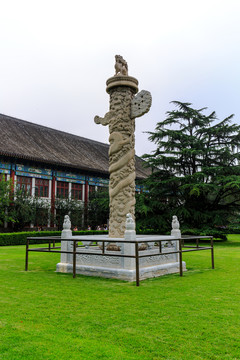 北京大學(xué)辦公樓草坪華表