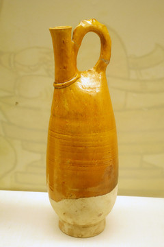黃釉雞冠壺
