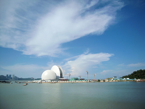 海上云天中的日月貝