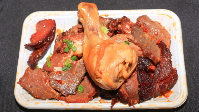 雞腿與涼拌肉