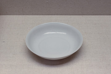 明永樂甜白釉暗龍紋碟