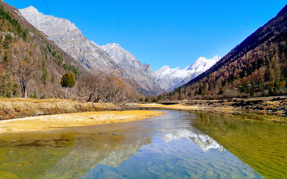 雪山湖泊