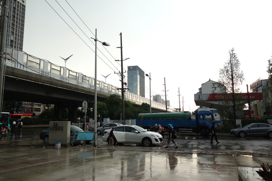 雨中街景