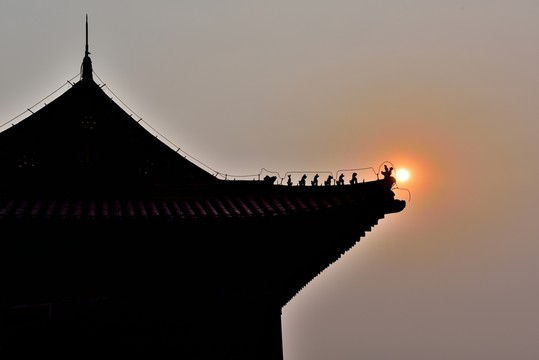 檐角上的太陽