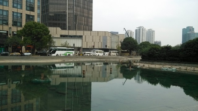 城市溪流