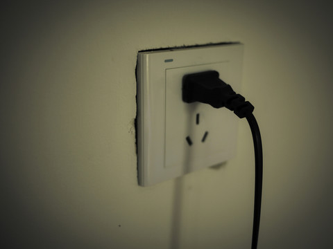 插在插座上的電源插頭