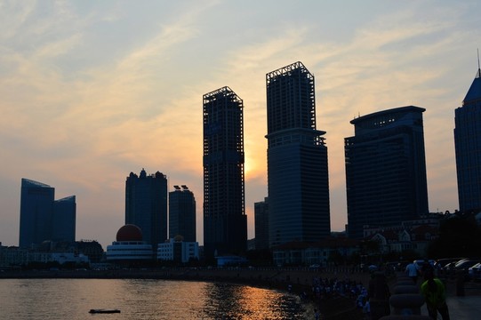 夕陽下的浮山灣