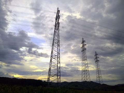 夕陽下的輸電線