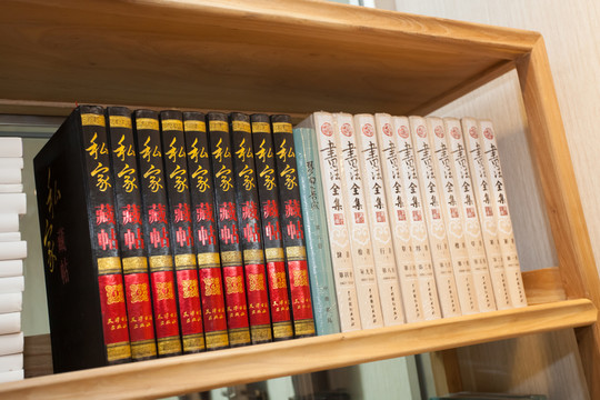 書架上的書