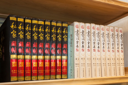 書架上的書