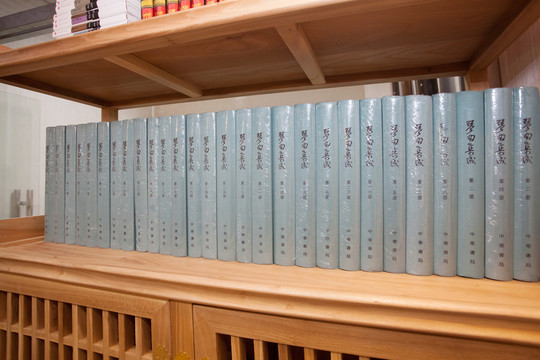 書架上的書