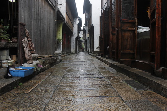 泛著水光的石板街面