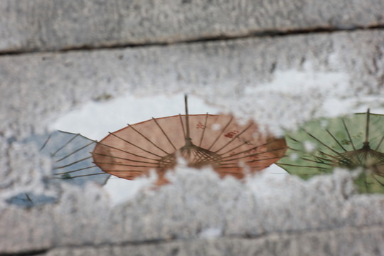 傘的倒影
