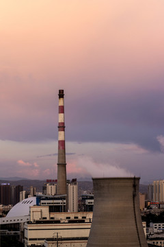 夕陽(yáng)下的熱電廠