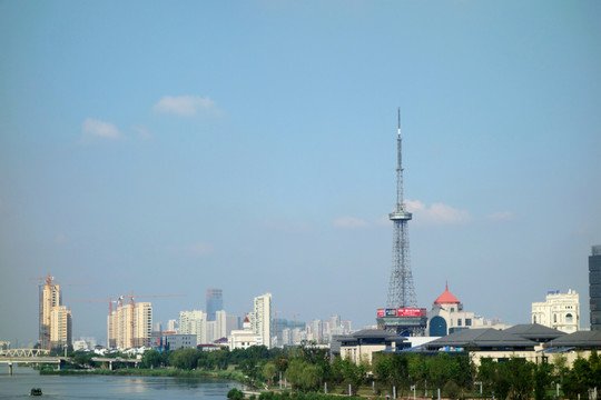 藍(lán)天白云下的城市風(fēng)光