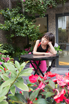 花園里沉思的少女