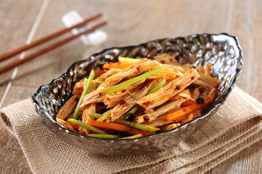 脆爽西元拌魚皮