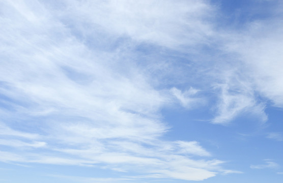 高空白云